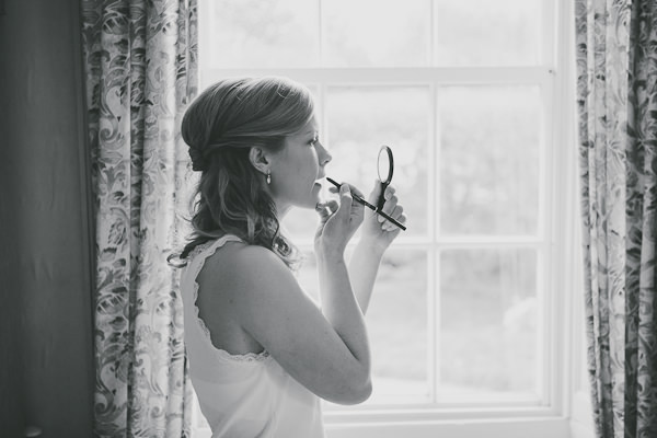 bride putting her lipstick on