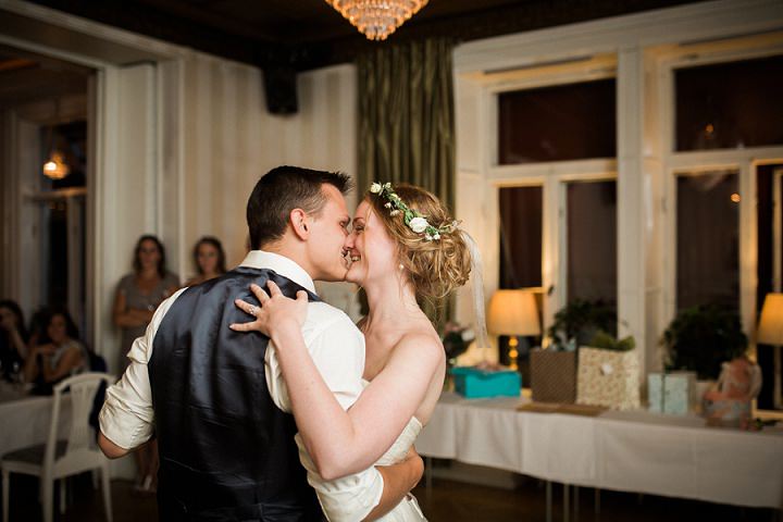 Outdoor Swedish Wedding first dance in Göteborg By Loke Roos Photography