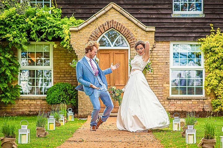 Pernikahan Festival 'Love, Laughter and Music' Chloe dan Alec di Rumah oleh Damien Vickers Photography
