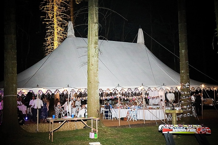 Pernikahan Woodland DIY 'Liar dan Cantik' Matt dan Lauren di Kent oleh Lawless Rose Photography