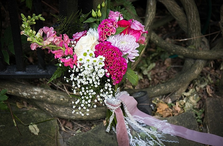 Pernikahan Woodland DIY 'Liar dan Cantik' Matt dan Lauren di Kent oleh Lawless Rose Photography