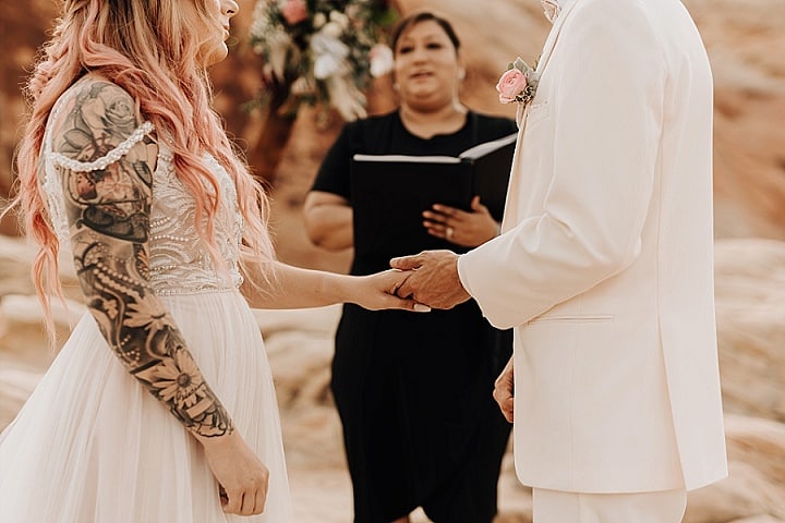 Courtney dan Raymond 'Dreamy Boho' Las Vegas Desert Elopement