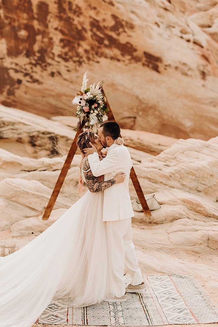 Courtney dan Raymond 'Dreamy Boho' Las Vegas Desert Elopement