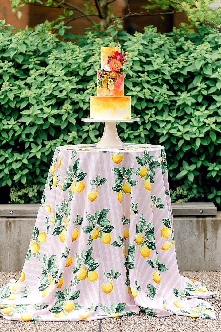 Inspirasi Pernikahan Musim Semi 'Citrus Fun' Penuh Warna, Modern, Balon