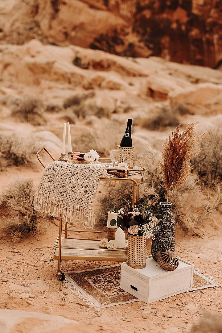 Courtney dan Raymond 'Dreamy Boho' Las Vegas Desert Elopement