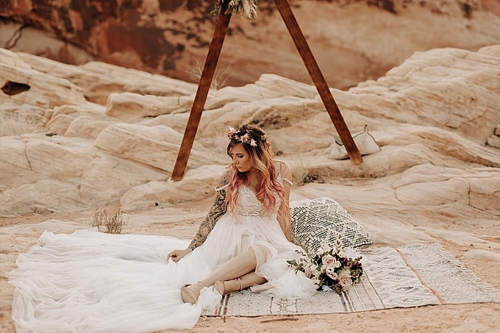 Courtney dan Raymond 'Dreamy Boho' Las Vegas Desert Elopement