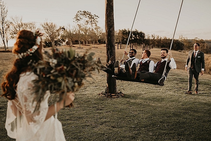 Pernikahan Australia Luar Ruangan Aneh Laura dan Sam dengan Boho Vibes dan Moody Florals