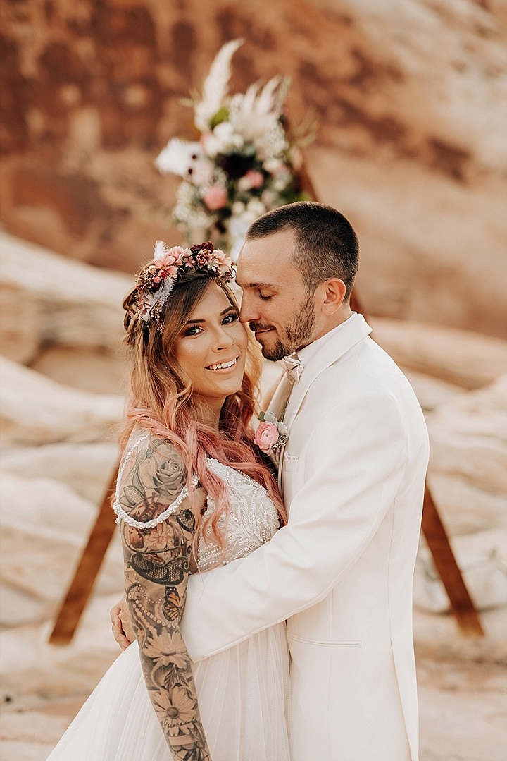 Courtney dan Raymond 'Dreamy Boho' Las Vegas Desert Elopement