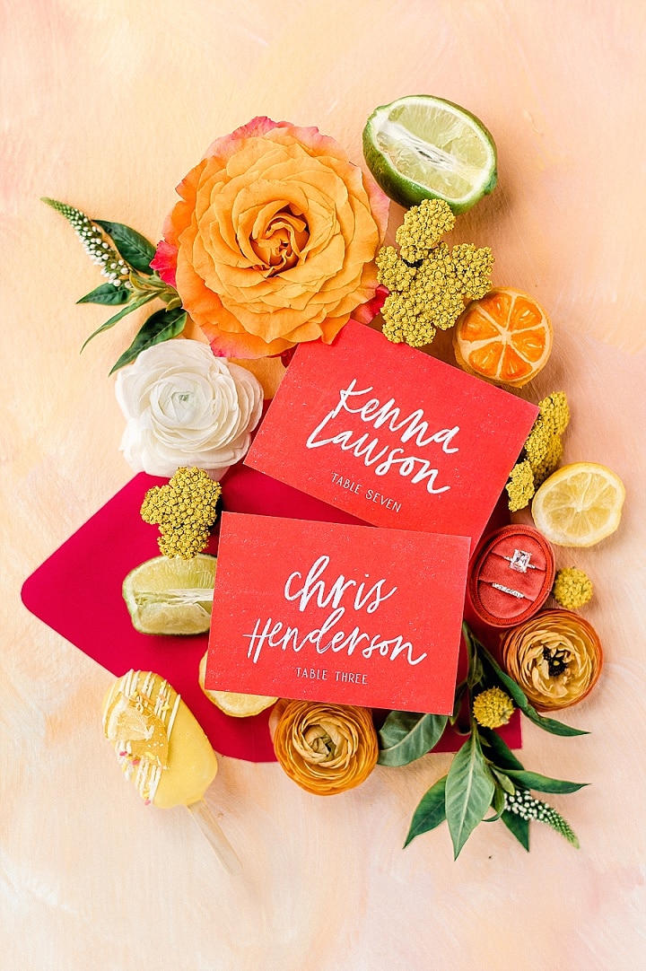 Inspirasi Pernikahan Musim Semi 'Citrus Fun' Penuh Warna, Modern, Balon