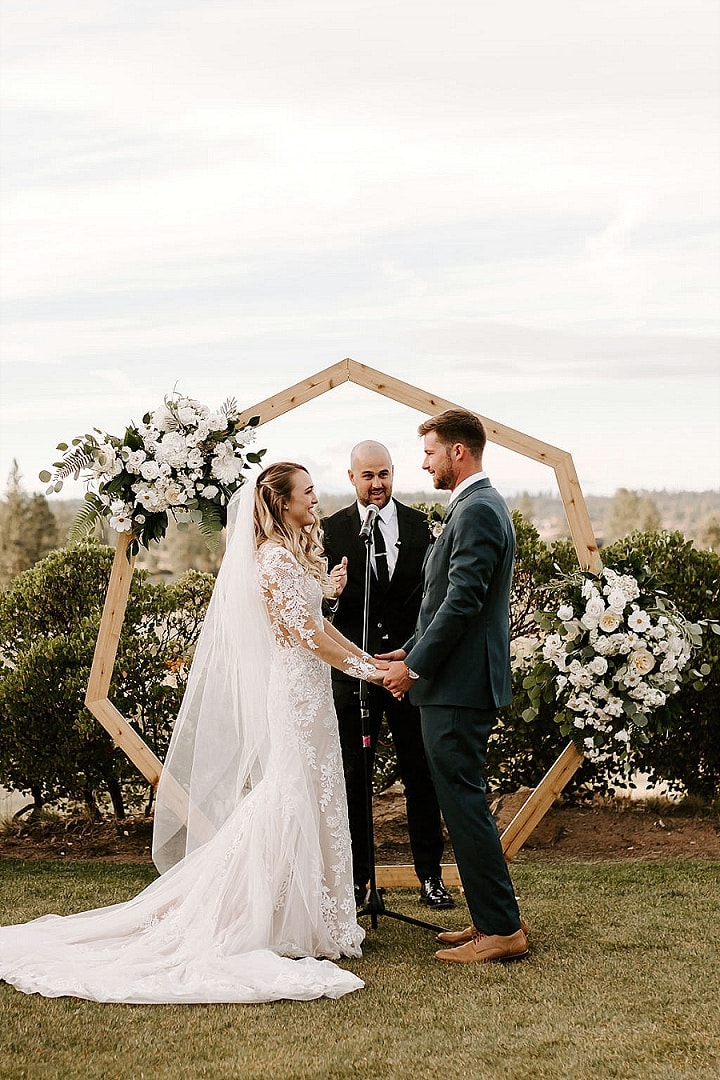 McKenzie and Mat’s Elegant Outdoor Wedding in Oregon by 7 Sisters Photography