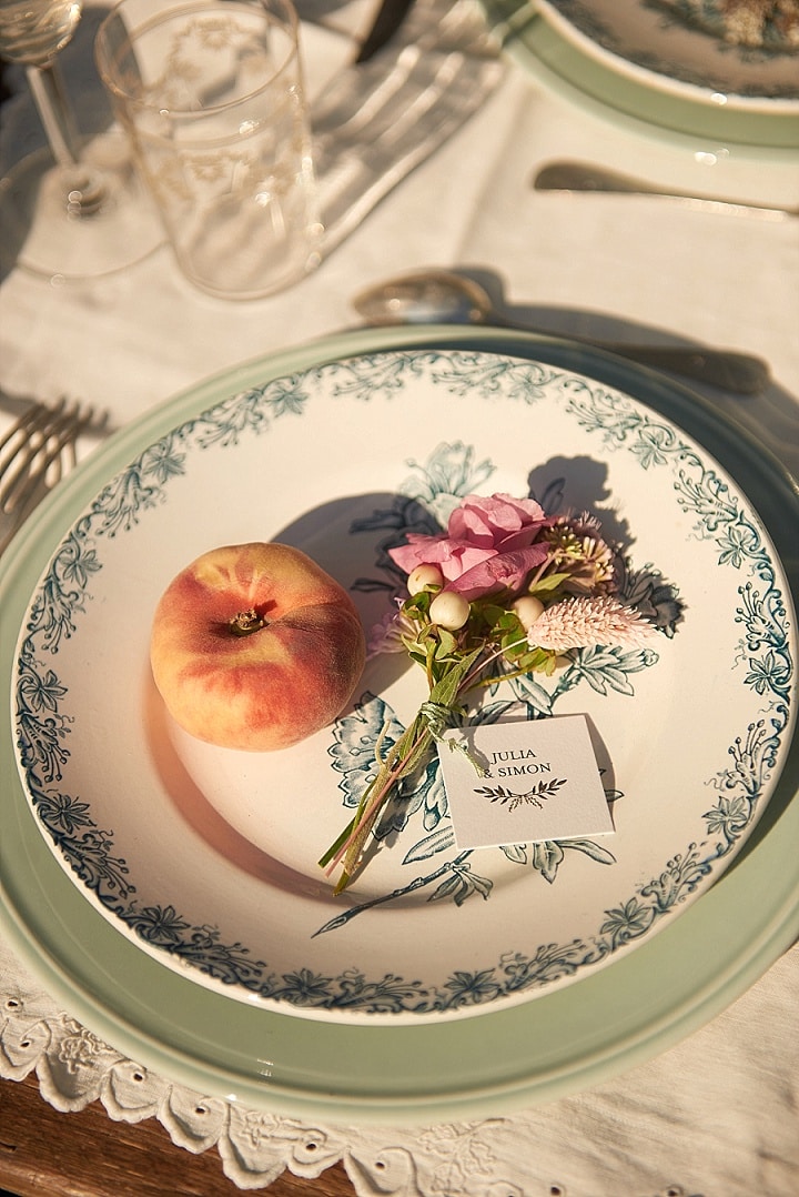 Fruit and flower themed wedding tabel decoration