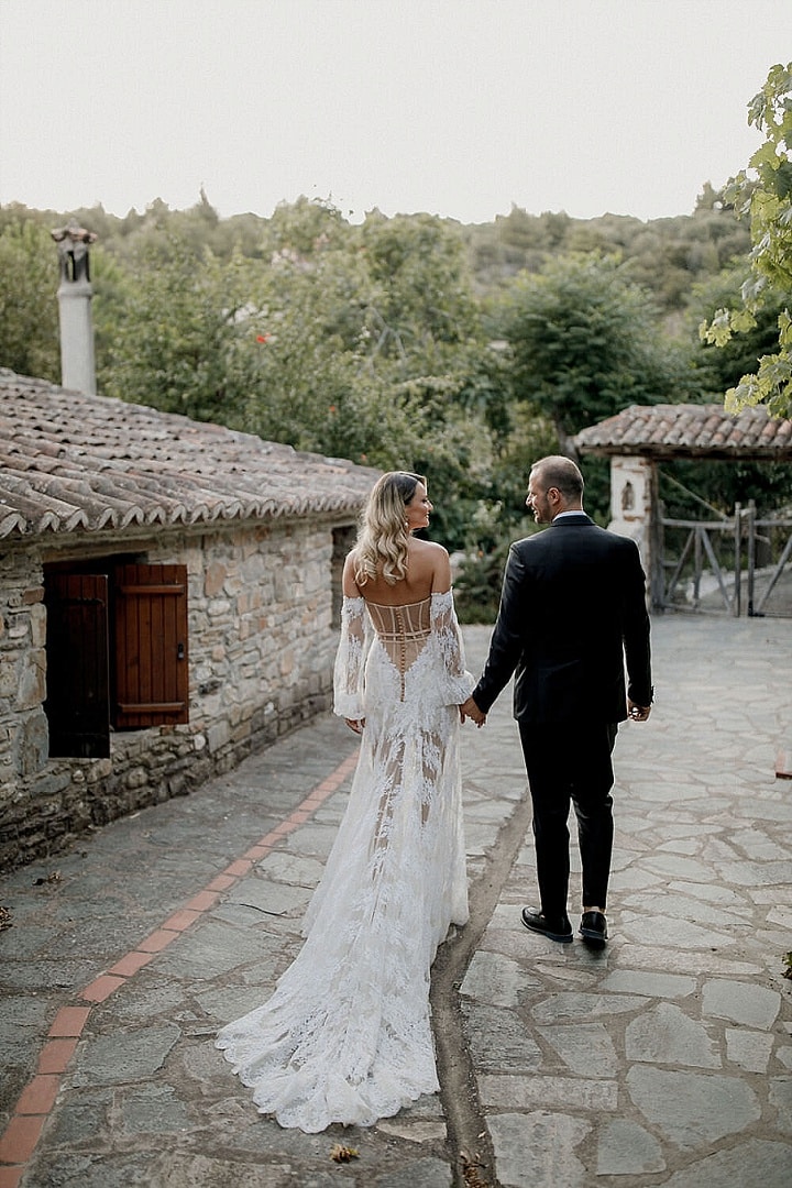 Le mariage rêveur rose et bleu de Vasilis et Maro au bord de l'eau en Grèce
