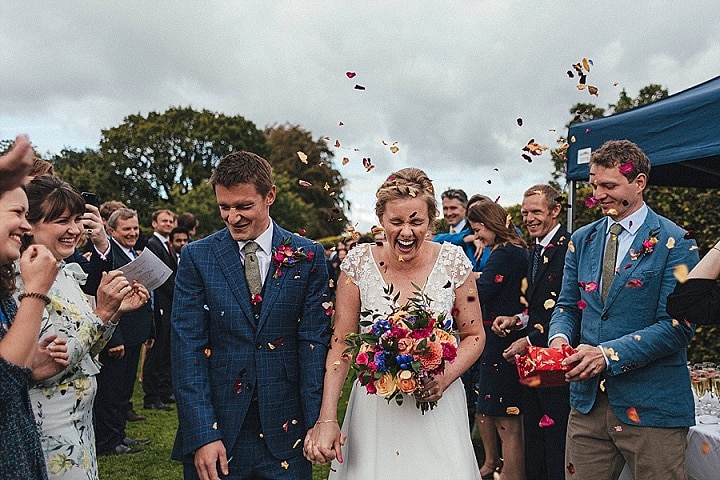 Le mariage lumineux et magnifique d'Anna et Matt dans le jardin du Devon par Emma Stoner 