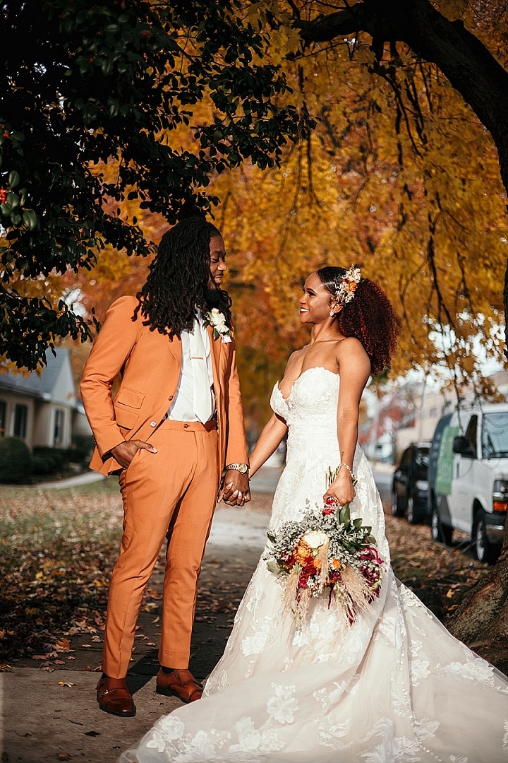 Le mariage fantaisiste d'automne de Bria et Jamell à l'orange brûlée par Tolman Media Pennsylvanie