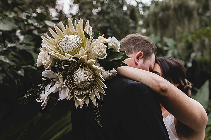 Mariage au jardin botanique sur le thème tropical de Jordan et Tyler en Floride par Juliana Montane Photography