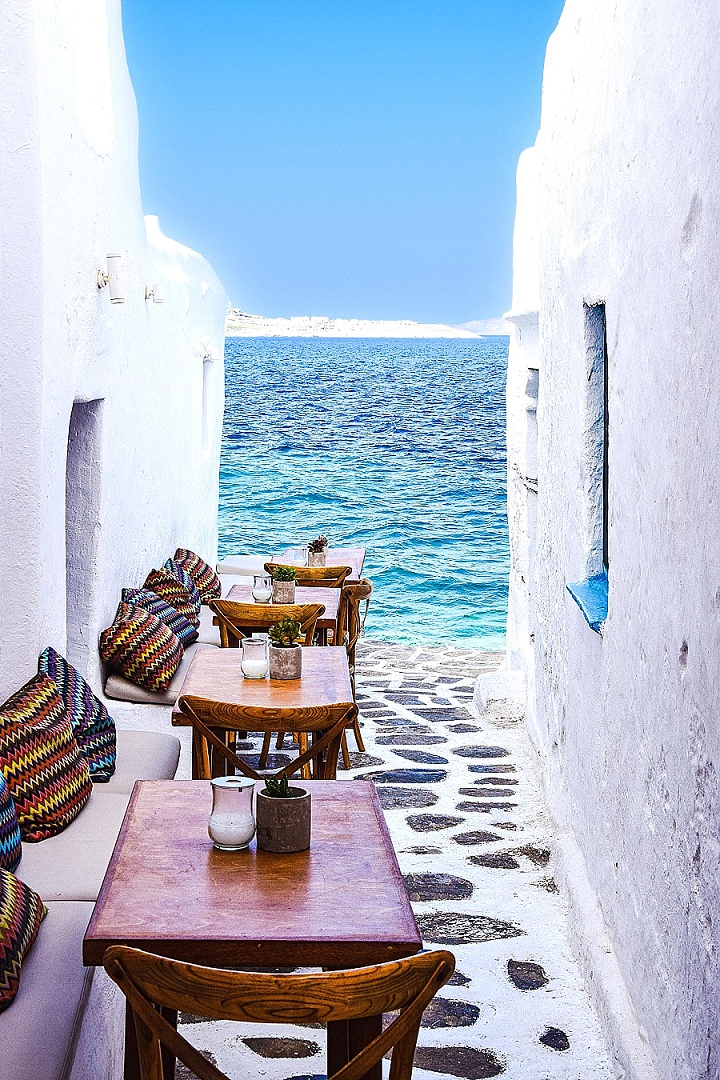 Guide to Honeymoons in Santorini